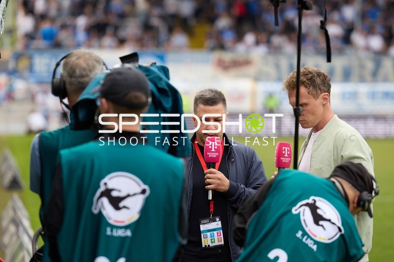 Medieninterview am Spielfeldrand