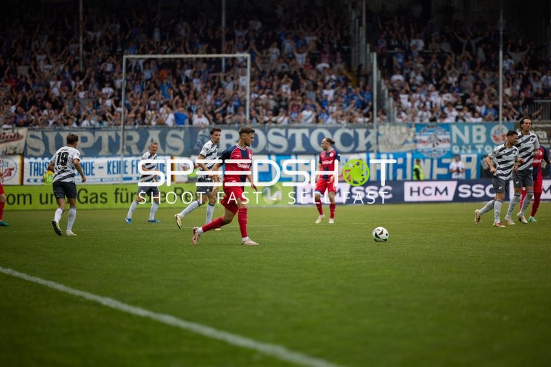 Spielszene mit Edvinas Girdvainis (2;SV Sandhausen), Jeremias Lorch (6;SV Sandhausen), Taylan Duman (5;SV Sandhausen), Adrien Lebeau (14;FC Hansa Rostock)