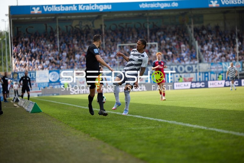 Ballkontrolle Justin Butler (10;SV Sandhausen)