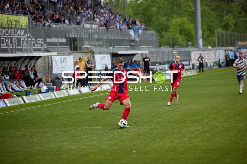 Pass Nils Fröling (10;FC Hansa Rostock) zu Adrien Lebeau (14;FC Hansa Rostock)