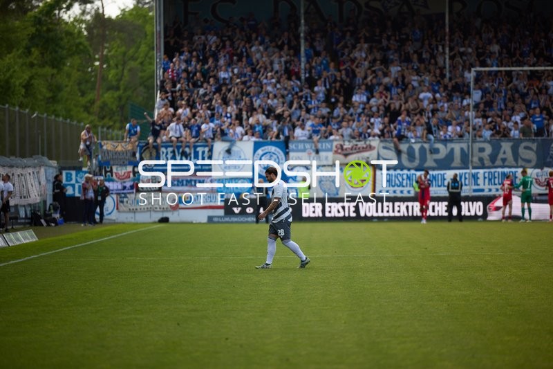 Spieler läuft vom Feld 