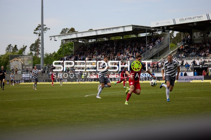 Dribbling Sigurd Haugen (18;FC Hansa Rostock) gegen Edvinas Girdvainis (2;SV Sandhausen), Jakob Lewald (14;SV Sandhausen)