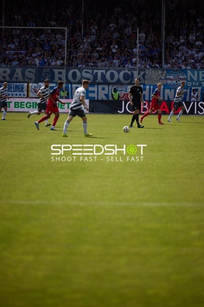 Spielunterbrechung Marco Schikora (21;SV Sandhausen), Alexander Rossipal (21;FC Hansa Rostock)