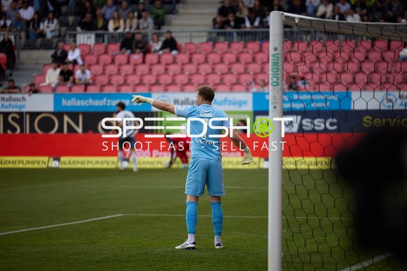 Torwart dirigiert Nikolai Rehnen (1;SV Sandhausen)