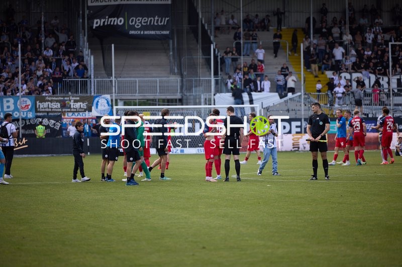 Spielunterbrechung mit Nils Fröling (10;FC Hansa Rostock), Felix Ruschke (29;FC Hansa Rostock)