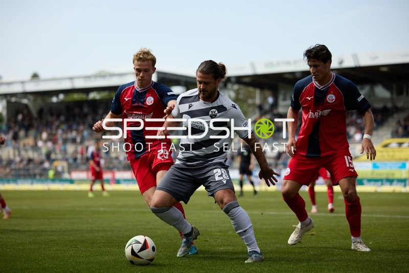 Ballkontrolle Dominic Baumann (28;SV Sandhausen), Felix Ruschke (29;FC Hansa Rostock), Ahmet Gürleyen (15;FC Hansa Rostock)