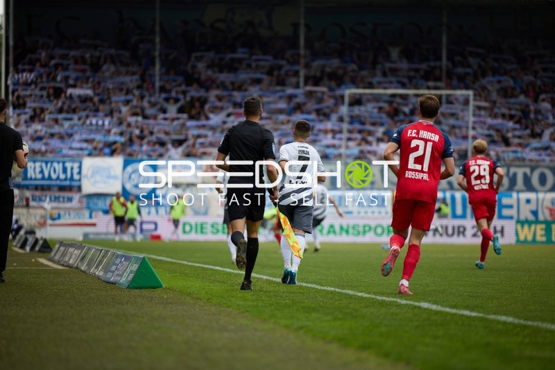 Stanislav Fehler (7, SV Sandhausen) und 21, FC Hansa Rostock laufen