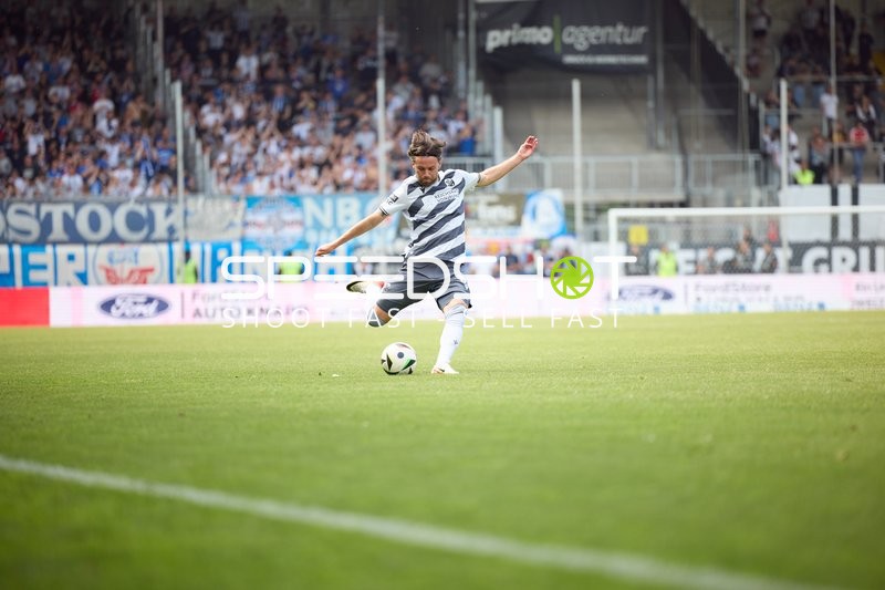 Freistoß Jeremias Lorch (6;SV Sandhausen)