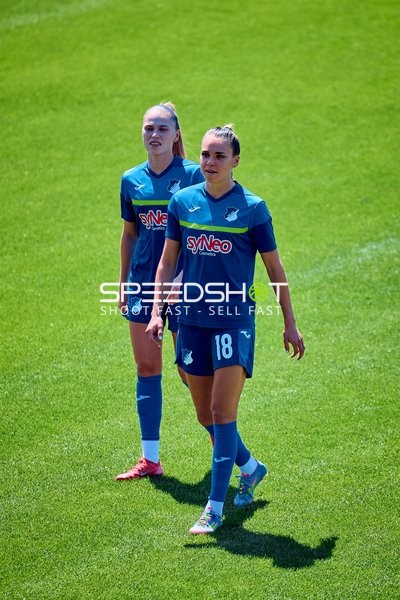 Warmup Jill Janssens (9;TSG Hoffenheim Frauen 1), Julia Hickelsberger (18;TSG Hoffenheim Frauen 1)