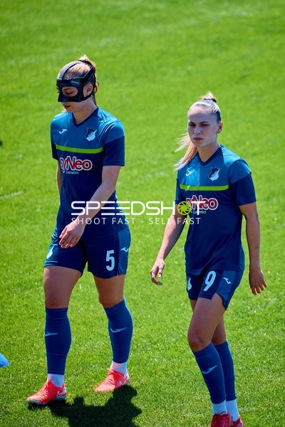 Spieler laufen Jamilla Rankin (5;TSG Hoffenheim Frauen 1), Jill Janssens (9;TSG Hoffenheim Frauen 1)