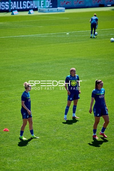 Lisann Kaut (4, TSG Hoffenheim Frauen 1), Sara Ritter (22, TSG Hoffenheim Frauen 1) und Melissa Kössler (25, TSG Hoffenheim Frauen 1) auf dem Feld