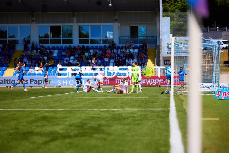 Josephine Bonsu (23, FC Carl Zeiss Jena Frauen) am Ball