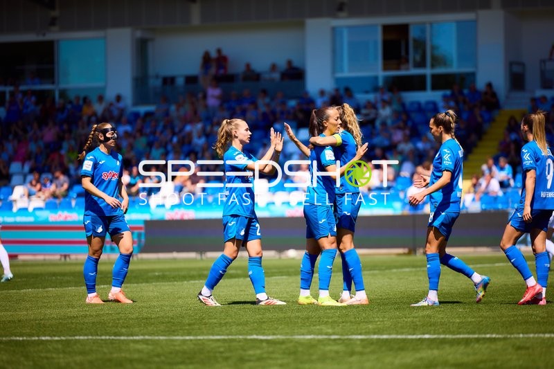 Marta Cazalla (15, TSG Hoffenheim Frauen 1) und Sara Ritter (22, TSG Hoffenheim Frauen 1) feiern