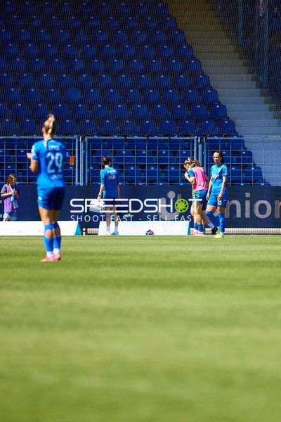 Marta Cazalla (15, TSG Hoffenheim Frauen 1) verletzt am Spielfeldrand