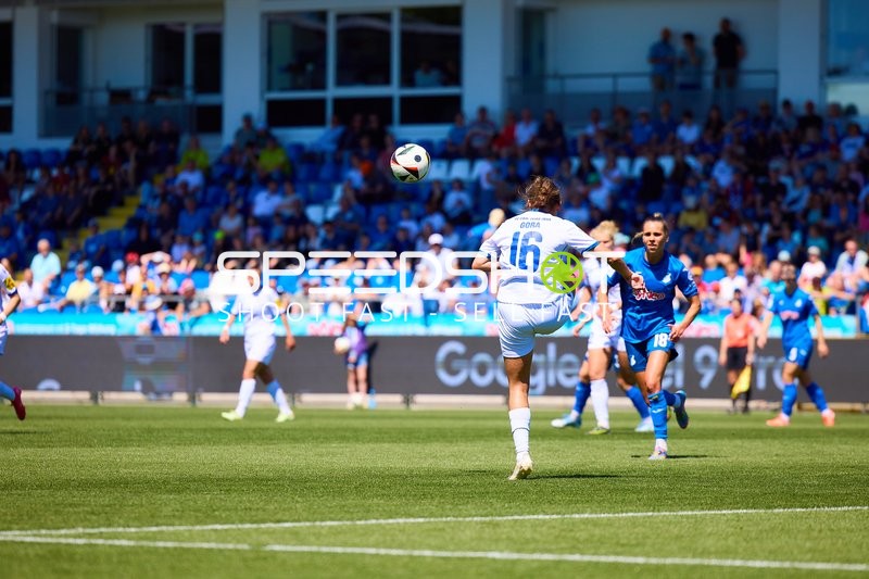 Pass Lisa Gora (16;FC Carl Zeiss Jena Frauen), Julia Hickelsberger (18;TSG Hoffenheim Frauen 1)