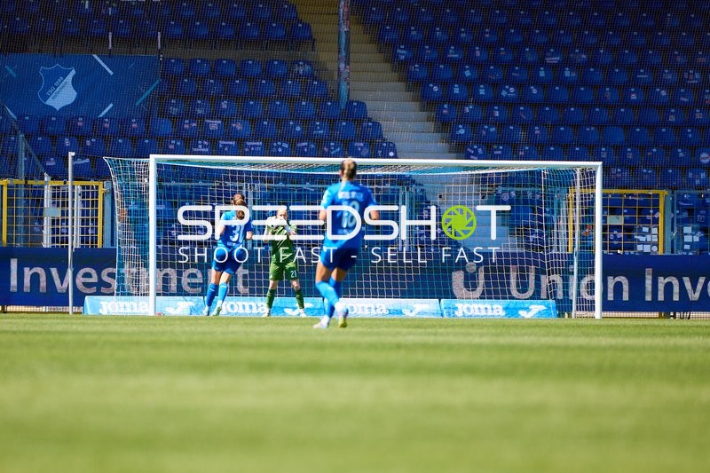 save Laura Dick (21;TSG Hoffenheim Frauen 1), Jana Feldkamp (31;TSG Hoffenheim Frauen 1)
