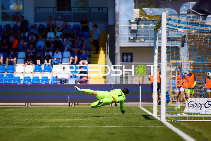 Mariella El Sherif (1, FC Carl Zeiss Jena Frauen) fliegt zum Ball