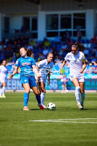 Mara Alber (11, TSG Hoffenheim Frauen 1) gegen Merza Julevic (10, FC Carl Zeiss Jena Frauen) im Zweikampf