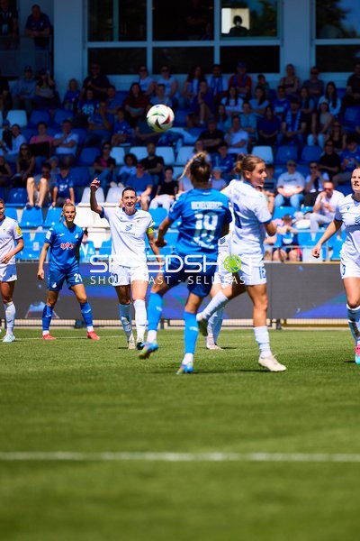Julia Hickelsberger (18, TSG Hoffenheim Frauen 1) köpft Ball