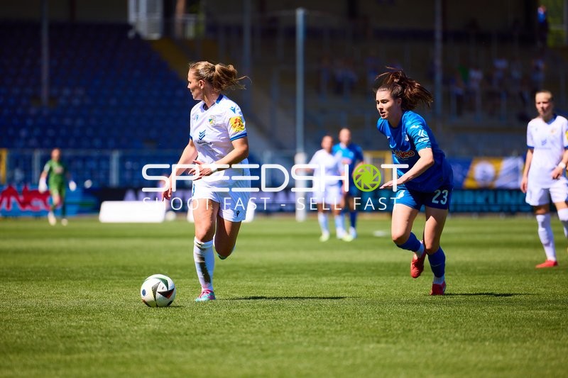 Dribbling Chiara Hahn (23;TSG Hoffenheim Frauen 1), Toma Ihlenburg (3;FC Carl Zeiss Jena Frauen)