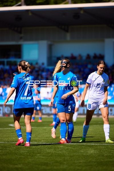 Spielszene mit Ereleta Memeti (7;TSG Hoffenheim Frauen 1), Jamilla Rankin (5;TSG Hoffenheim Frauen 1), Anna Margraf (18;FC Carl Zeiss Jena Frauen)