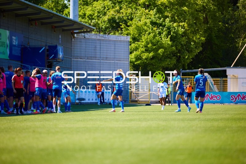 Spielunterbrechung Fabienne Dongus (33;TSG Hoffenheim Frauen 1), Jamilla Rankin (5;TSG Hoffenheim Frauen 1), Josephine Bonsu (23;FC Carl Zeiss Jena Frauen)