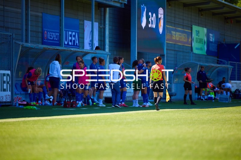 Spielunterbrechung mit Dominika Grabowska (16;TSG Hoffenheim Frauen 1), Fabienne Dongus (33;TSG Hoffenheim Frauen 1)