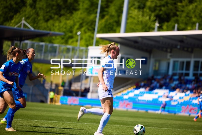 Dribbling Luca Birkholz (20;FC Carl Zeiss Jena Frauen), Marta Cazalla (15;TSG Hoffenheim Frauen 1), Michelle Weiß (27;TSG Hoffenheim Frauen 1)
