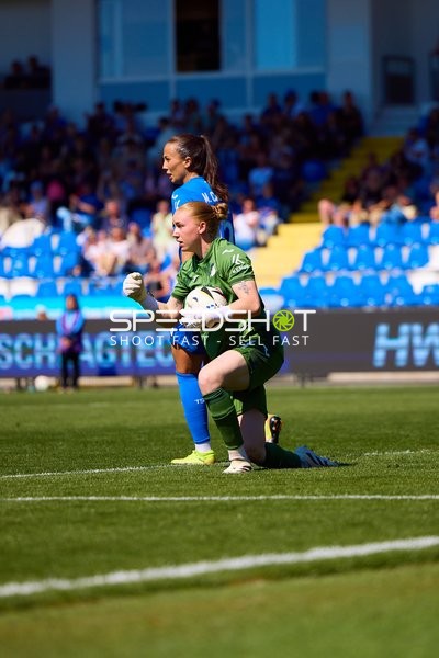 save Laura Dick (21;TSG Hoffenheim Frauen 1), Marta Cazalla (15;TSG Hoffenheim Frauen 1)
