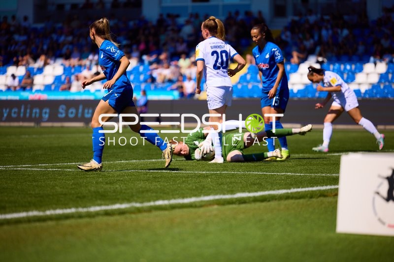 Laura Dick (21, TSG Hoffenheim Frauen 1) hält Ball