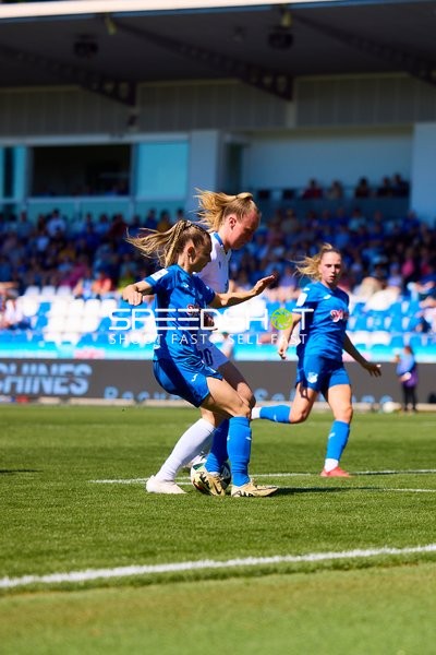 Tackle Jill Janssens (9;TSG Hoffenheim Frauen 1), Luca Birkholz (20;FC Carl Zeiss Jena Frauen)