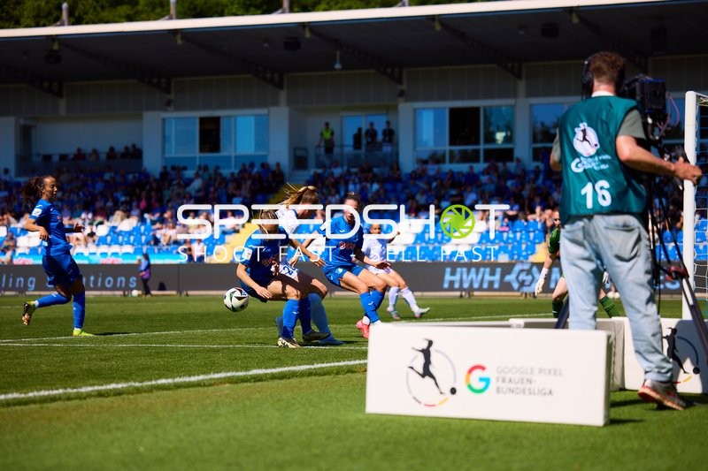 Tackle Jill Janssens (9;TSG Hoffenheim Frauen 1), Marta Cazalla (15;TSG Hoffenheim Frauen 1)