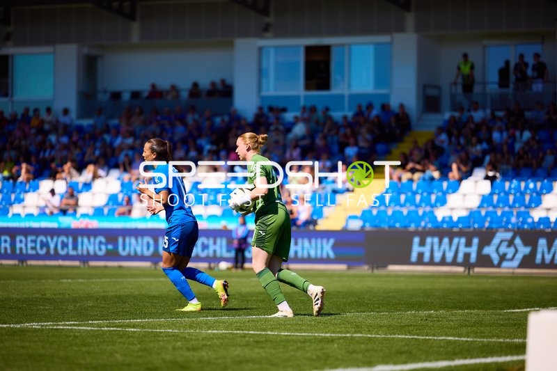 Ballaufnahme Laura Dick (21;TSG Hoffenheim Frauen 1), Marta Cazalla (15;TSG Hoffenheim Frauen 1)