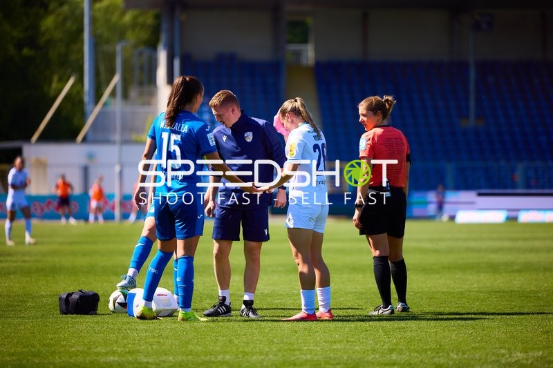 Handshake Marta Cazalla (15;TSG Hoffenheim Frauen 1), Josephine Bonsu (23;FC Carl Zeiss Jena Frauen)