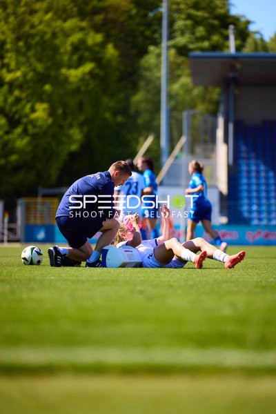 Betreuer bei {293_null} am Boden