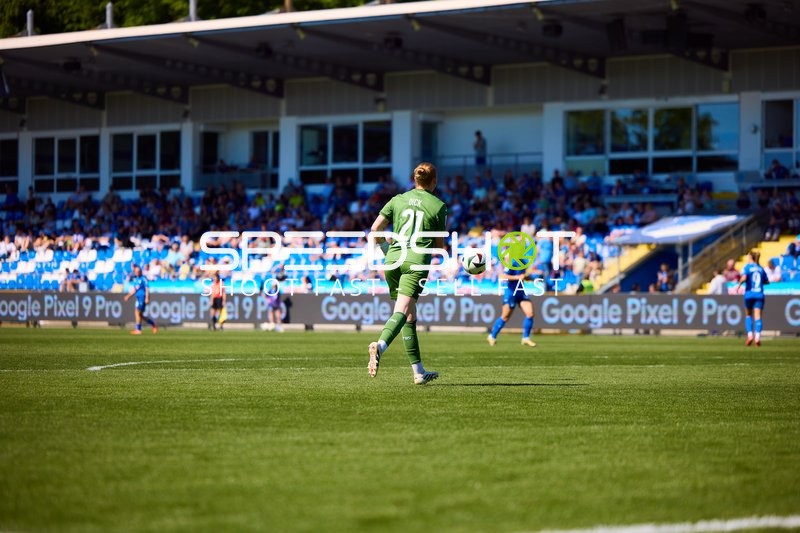 Laura Dick (21, TSG Hoffenheim Frauen 1) spielt Ball