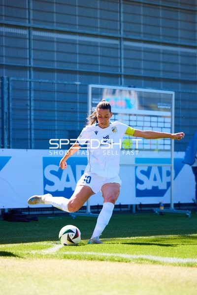 Freistoß Merza Julevic (10;FC Carl Zeiss Jena Frauen)