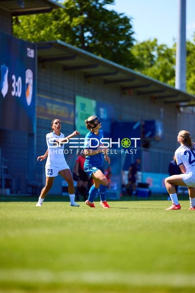 Spielszene Josephine Bonsu (23;FC Carl Zeiss Jena Frauen), Chiara Hahn (23;TSG Hoffenheim Frauen 1), Luca Birkholz (20;FC Carl Zeiss Jena Frauen)