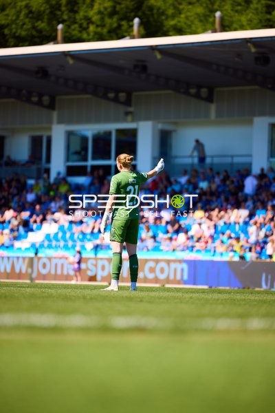 Torwart positioniert sich Laura Dick (21;TSG Hoffenheim Frauen 1)