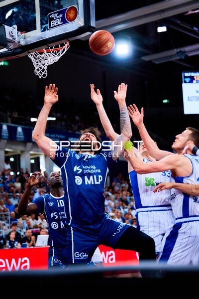 Rebound Bakary Dibba (10;MLP Academics Heidelberg), Josia Gentischer (6;MLP Academics Heidelberg), Patrick Heckmann (33;Frankfurt Skyliners)