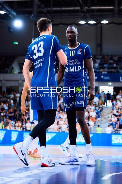 Spielszene mit Bakary Dibba (10;MLP Academics Heidelberg), Ryan Mikesell (33;MLP Academics Heidelberg)