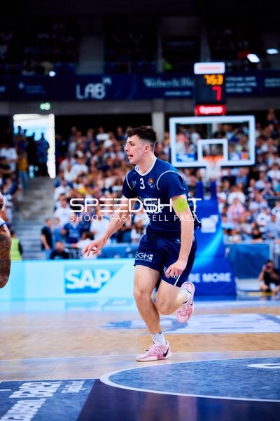 Dribbling Andrew O’Brien (3;MLP Academics Heidelberg)