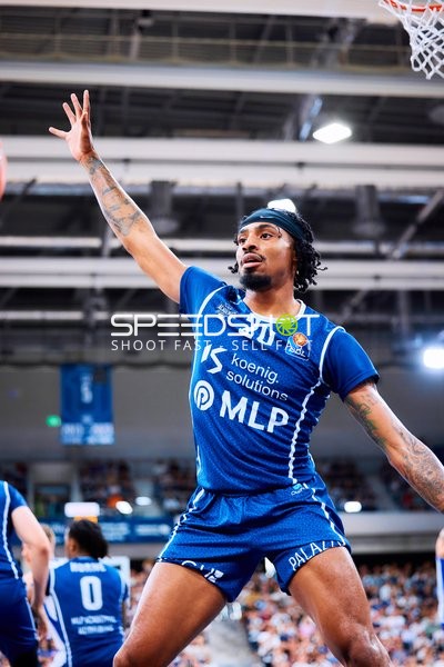 defense block Michael Weathers (20;MLP Academics Heidelberg)