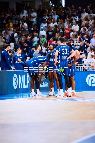 Michael Weathers (20, MLP Academics Heidelberg) und Ryan Mikesell (33, MLP Academics Heidelberg) in Auszeit