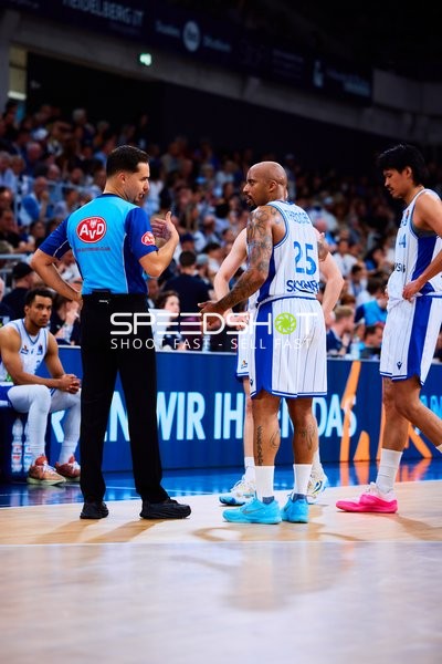 Diskussion Jordan Theodore (25;Frankfurt Skyliners), Kamaka Hepa (44;Frankfurt Skyliners), Garai Zeeb (3;Frankfurt Skyliners)