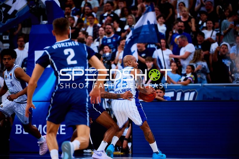 drive Jordan Theodore (25;Frankfurt Skyliners)