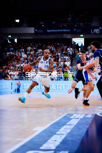 Dribbling Andrew O’Brien (3;MLP Academics Heidelberg), Jordan Theodore (25;Frankfurt Skyliners)