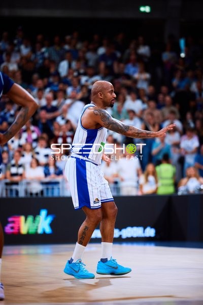 Defense Jordan Theodore (25;Frankfurt Skyliners)