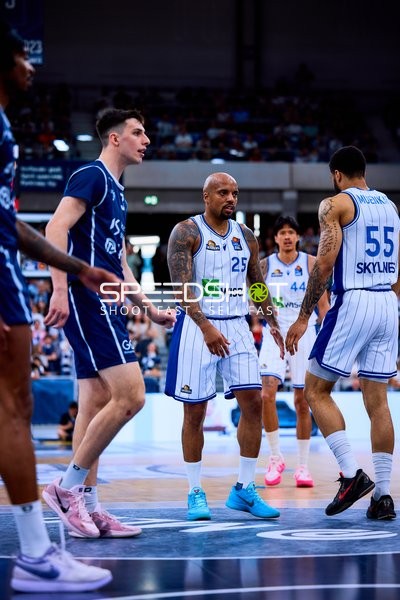 Spielszene mit Andrew O’Brien (3;MLP Academics Heidelberg), Jordan Theodore (25;Frankfurt Skyliners), Kamaka Hepa (44;Frankfurt Skyliners), David Muenkat (55;Frankfurt Skyliners)