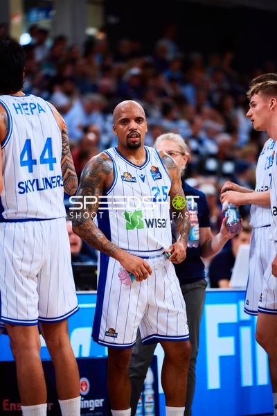 Timeout mit Jordan Theodore (25;Frankfurt Skyliners), Kamaka Hepa (44;Frankfurt Skyliners)